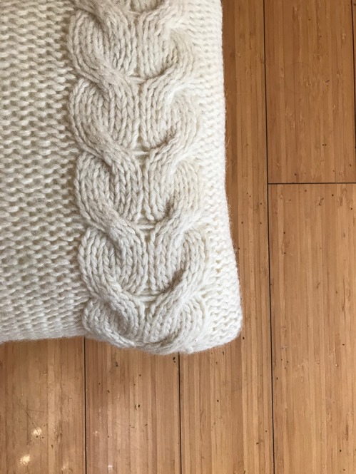 Ručno pleteni vuneni jastuci detalj