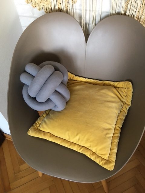 Dekorativni klupko jastuci Veći u sivoj boji