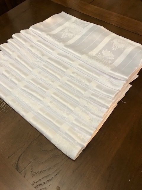Saten svila bele servijete sa krunama u tkanju