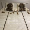 Prekrivač za bračni krevet beli pliš sa brokat detaljima