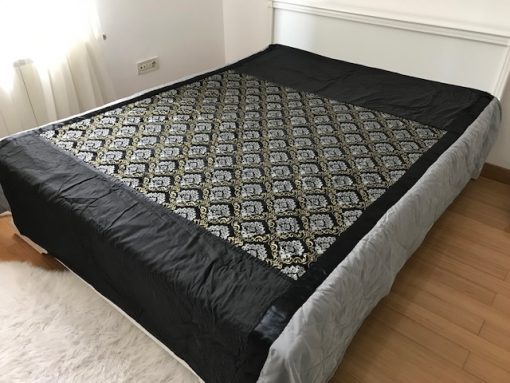 Prekrivač za bračni krevet Crni pliš sa zlatnim printom