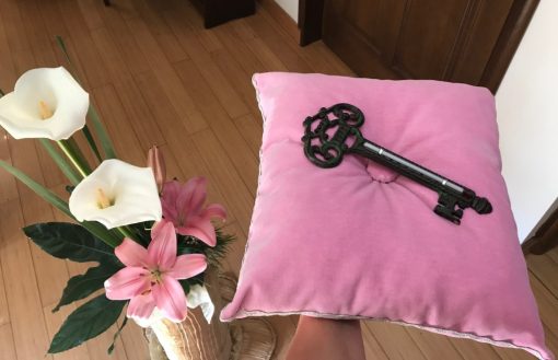 Alnada ceremonijalno jastuče Roze pliš sa ključem