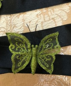 Zeleni leptir na crnoj satenskoj traci