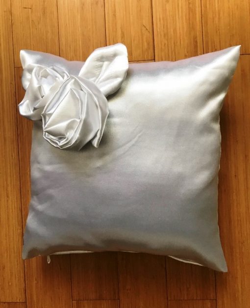 AlNada unikatni jastuci Beli saten sa 3D ružama 1