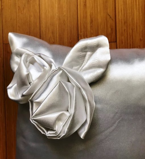 AlNada unikatni jastuci Beli saten sa 3D ružama 1detalj