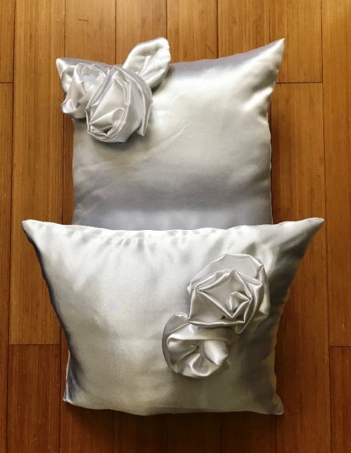 AlNada unikatni jastuci Beli saten sa 3D ružama komplet