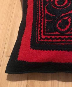 Filigranski crno crveni jastuk od filca