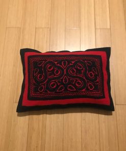 Filigranski crno crveni jastuk od filca