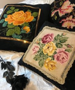 Dekorativni jastuk sa našivenim cvetnim goblenom
