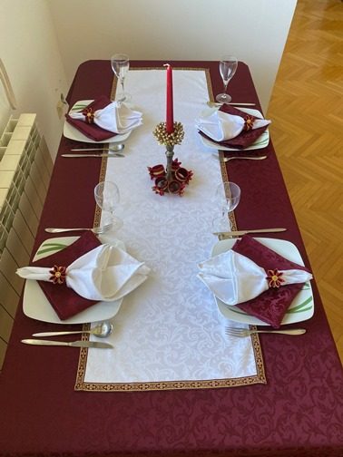 Svečano postavljeni slavski sto