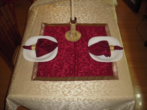 Alnada festive tablecloth golden crowns