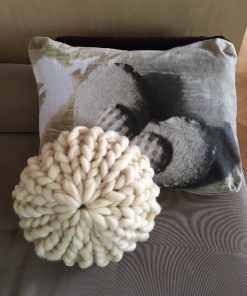 pleteni okrugli jastuk na sofi