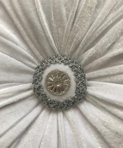 Beli plišani okrugli dekorativni jastuk broš dugme