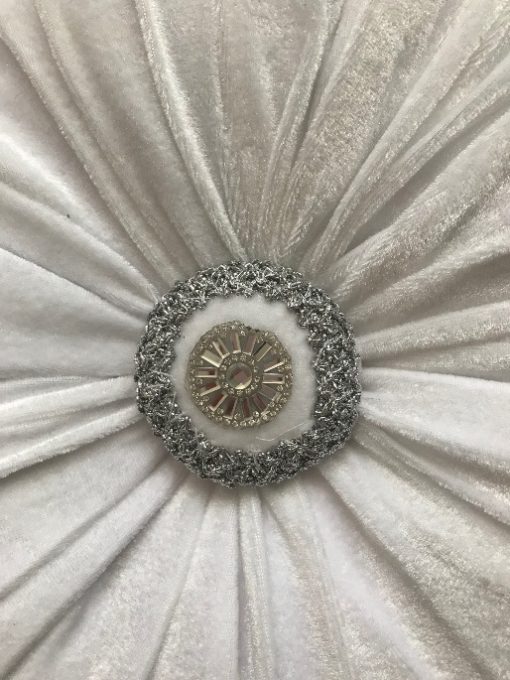 Beli plišani okrugli dekorativni jastuk broš dugme