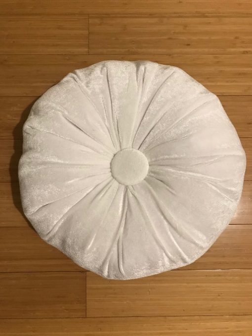 Beli plišani okrugli dekorativni jastuk presvučeno dugme