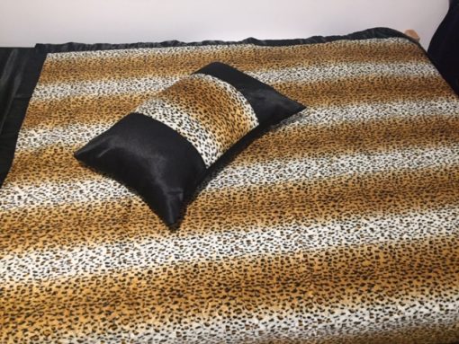 Prekrivač za singl krevet leopard desen detalj jastuk