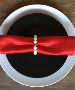 Prsten za salvete biserne perle i crvena servieta