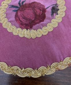 Roze šustikle sa cvetnim motivom i zlatnim trakama