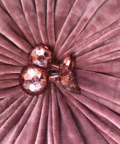 Okrugli plišani jastuci Prljavo roze detalj kristalno dugme