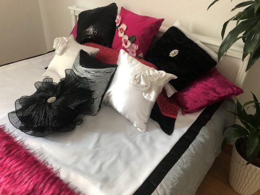 Boho pokrivač za bračni krevet Beli pliš i jastuci na uzglavlju