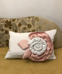 Dekorativni jastuci sa našivenim 3D cvetom