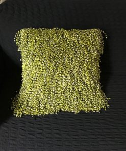 Dekorativni jastuk sa zelenim resama u materijalu