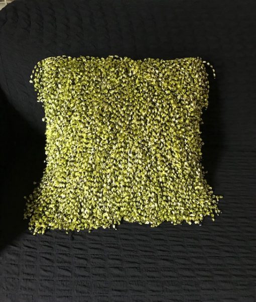Dekorativni jastuk sa zelenim resama u materijalu
