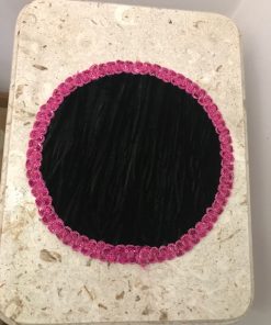 Moderna okrugla šustikla od pliša sa pink ukrasnim porubom
