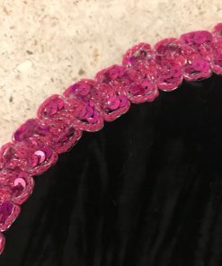 Moderna okrugla šustikla od pliša sa pink ukrasnim porubom