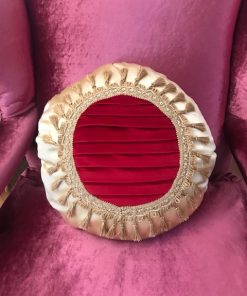 Crveno zlatni okrugli jastuk sa kićankama