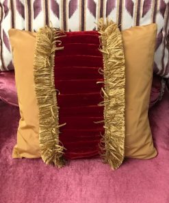Zlatni jastuk sa bordo plišem i zlatnim resama