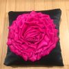 Crni jastuk sa 3D cvetom ciklama boja