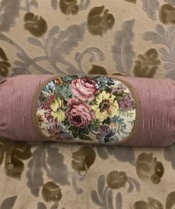 Valjak jastuk prljavo roze sa goblen ružama