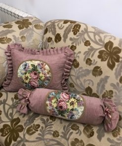 Goblen ruže na jastuku sa karnerima