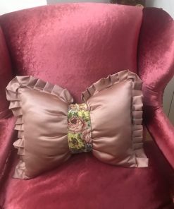 Barokni roze jastuk mašna sa karnerima