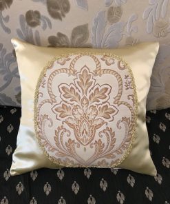 Zlatni jastuk sa baroknom aplikacijom