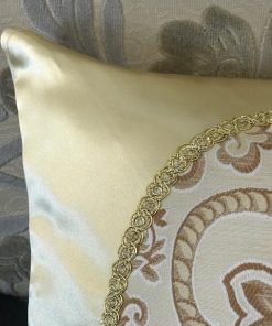 Zlatni jastuk sa baroknom aplikacijom