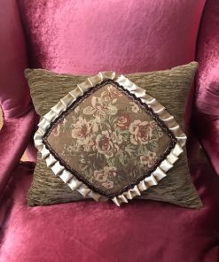 Goblen cvetni buket braon dekorativni jastuk