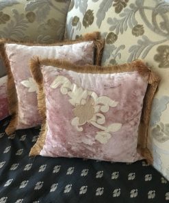 Puder roze plišani jastuci sa resama