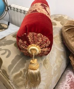 Valjak jastuci u bordo boji sa dekorativnom kićankom