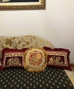 Bordo stilski jastuk sa goblenom i karnerima