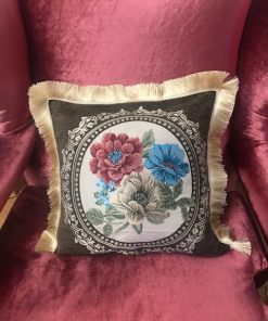 Cvetni goblen jastuk sa svilenim kićankama