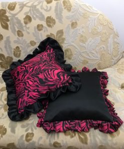 Ciklama crni jastuci od satena sa karnerom