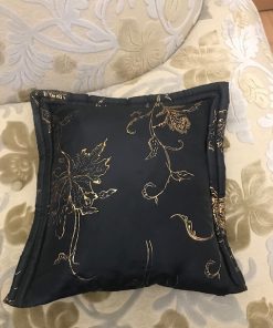 Crni svileni jastuci sa zlatno bakarnom štampom