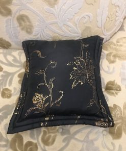 Crni svileni jastuci sa zlatno bakarnom štampom