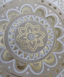 Okrugli mandala jastuk sa zlatnim detaljima