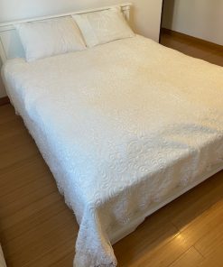 Bež rustični prekrivač za bračni krevet sa čipkom
