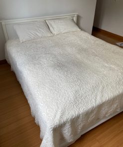 Bež rustični prekrivač za bračni krevet sa čipkom