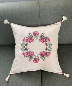 Laneni jastuk sa vezenim vencem od cveća