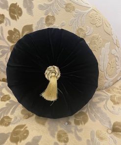 Okrugli jastuk crno zlatni sa kićankom